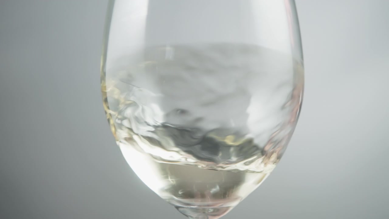Weißwein schwappt in einem Weinglas