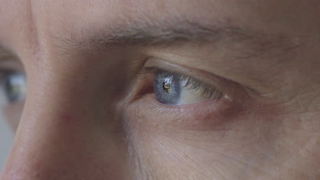 hombre de ojos azules mirando pensativo contemplativo observando la belleza óptica natural