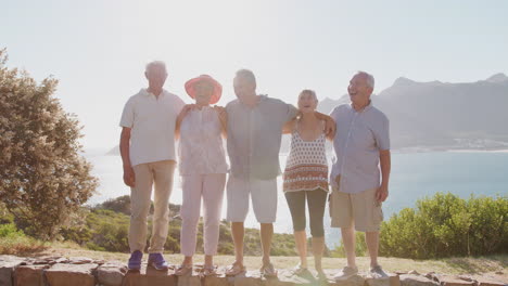 Retrato-De-Amigos-Mayores-Que-Visitan-Un-Lugar-Turístico-En-Vacaciones-En-Grupo-Junto-A-La-Bahía