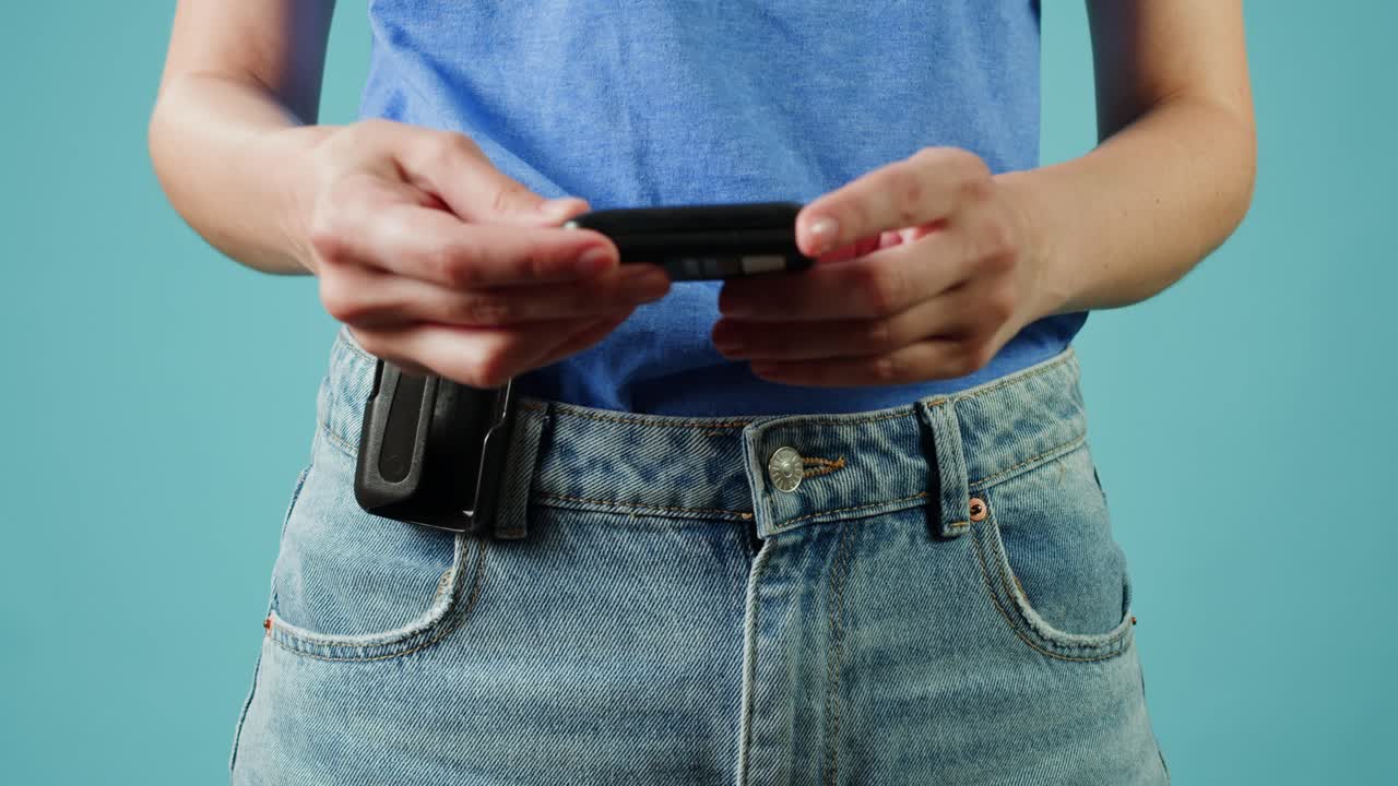 여자 가 주머니 에 기기 를 넣고 있다