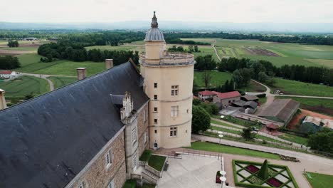 un avión no tripulado disparado sobre el castillo de boutheon en andrezieux boutheon, en la región de forez, departamento de loira, auvergne, ródano alpes, francia