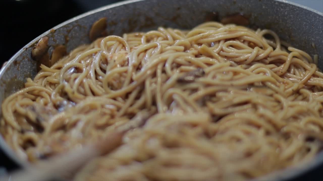 Spaghetti in una padella.