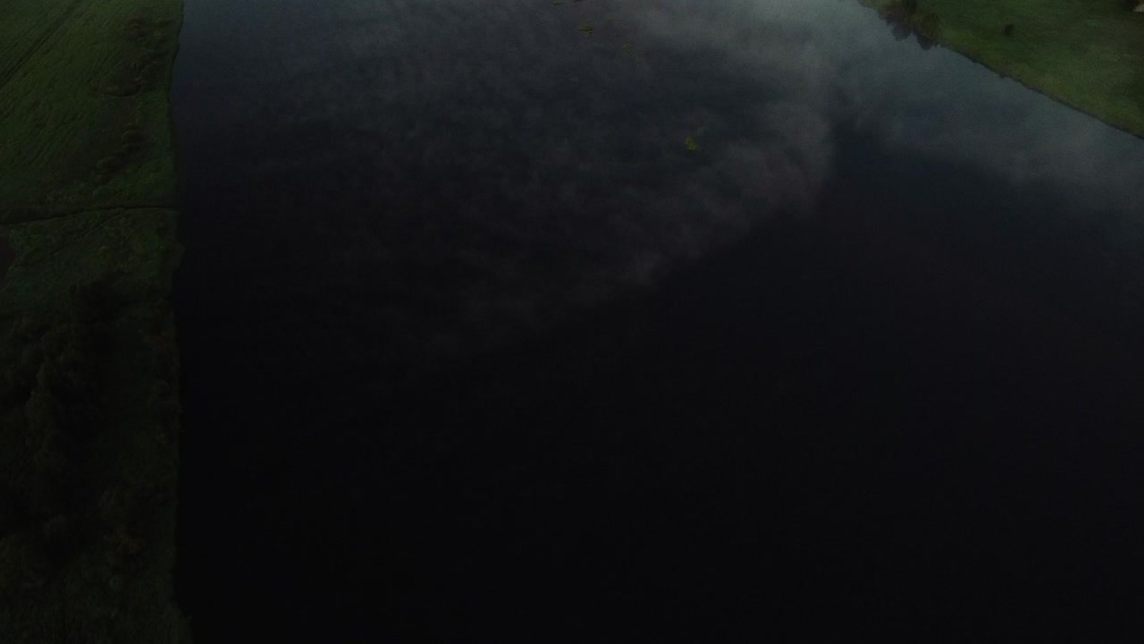 niebla espesa que cubre el río tornio y sus llanuras de inundación, región de laplandia, finlandia, inclinación hacia arriba