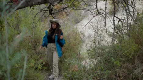 mujer caminando en un bosque