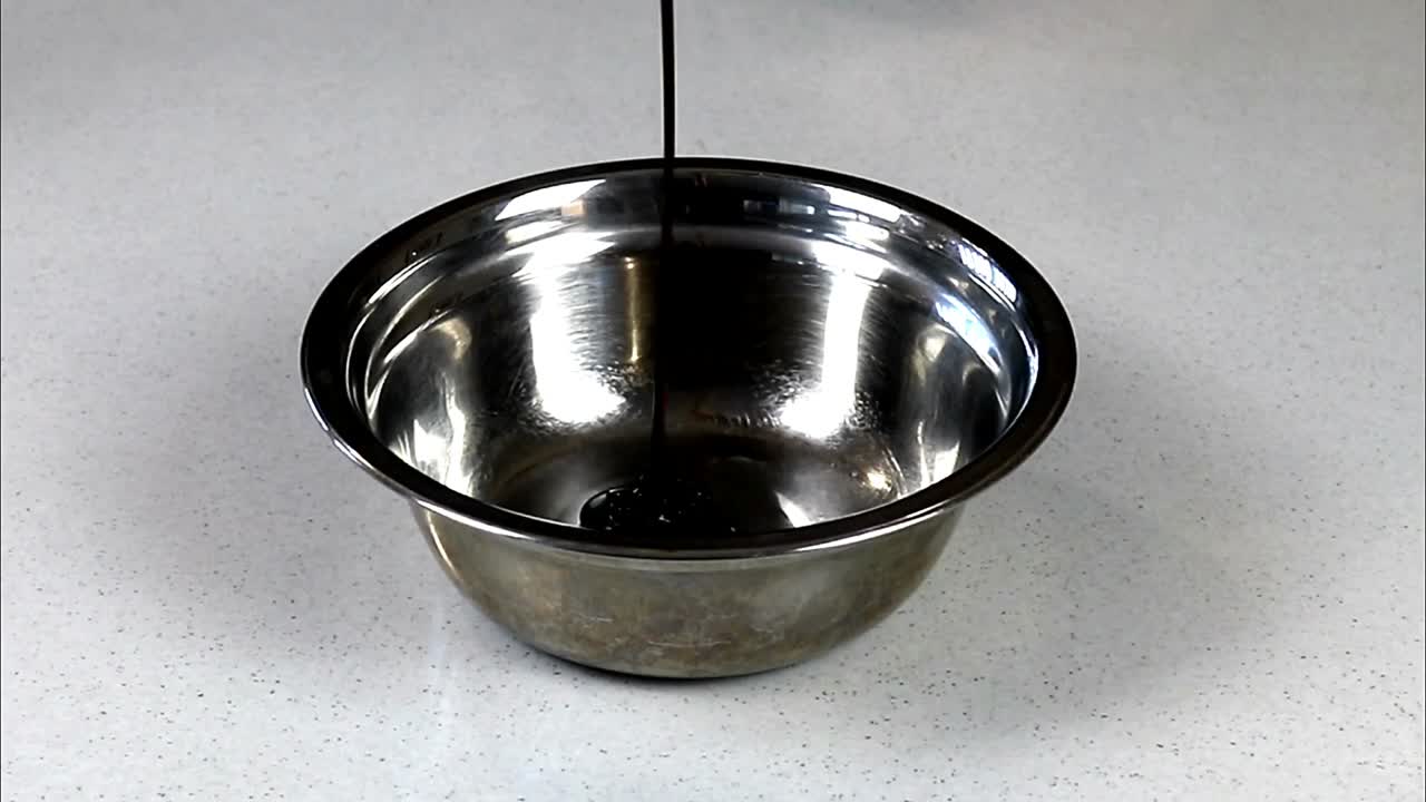 스테인레스 스틸 그릇에 케첩 마니스 추가