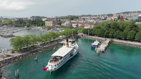 Vista-De-ángulo-Alto-Del-Viejo-Crucero-Navegando-Hacia-El-Puerto-En-Lausana,-Suiza