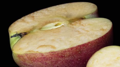material de archivo macro de manzana en descomposición, iluminado en estudio profesional, timelapse