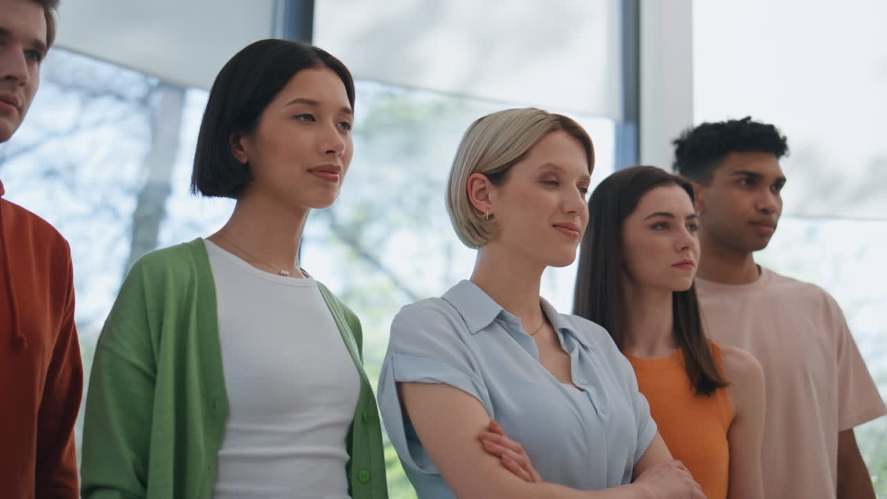 다민족 동료들이 사무실에서 가까이 모여 듣고 있습니다. 다양한 사람들의 그룹