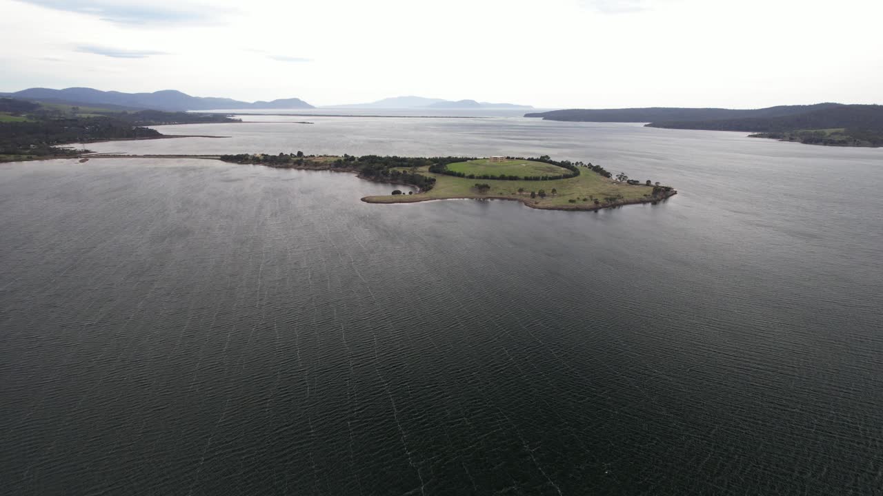 Boomer Island y Boomer Bay - Blackman Bay en Tasmania, Australia. - toma aérea