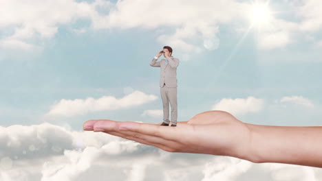 hombre de negocios de pie con binoculares contra el cielo azul