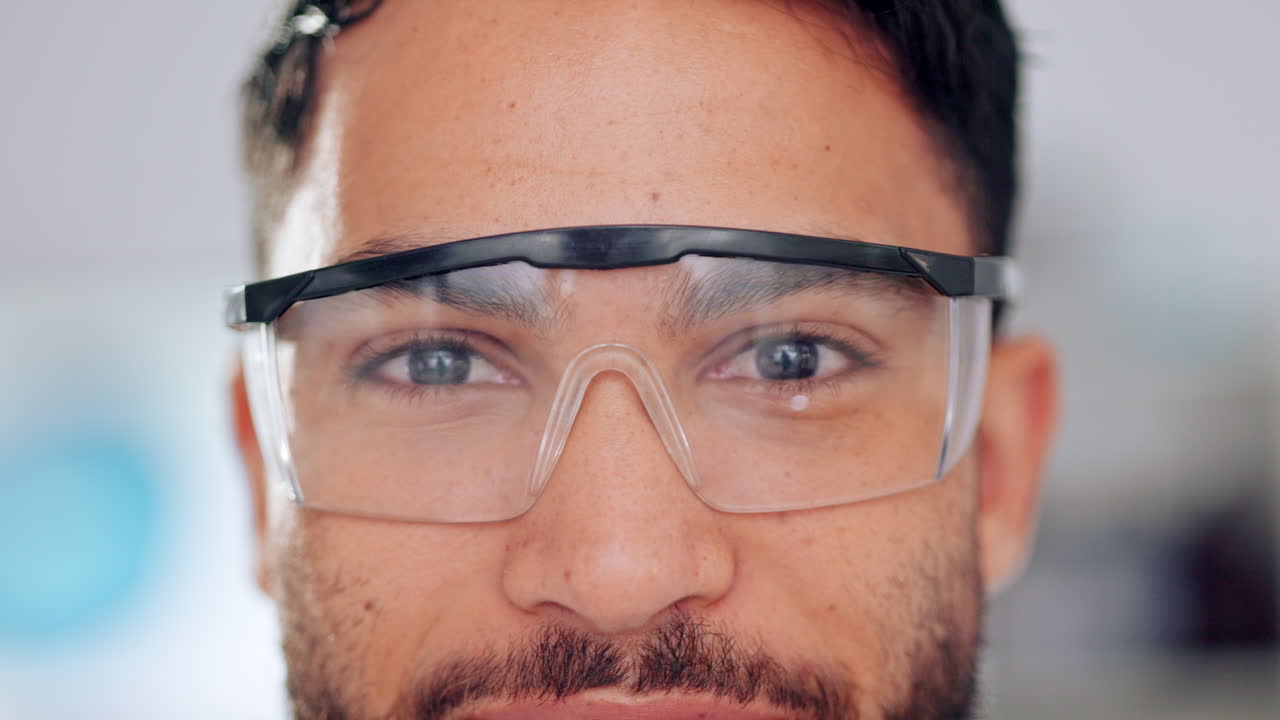 feliz, satisfecho y alegre médico con gafas