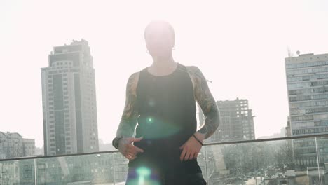 contemporáneo hip hop bailarín de calle hipster hombre con tatuaje funky baile urbano estilo libre en la ciudad