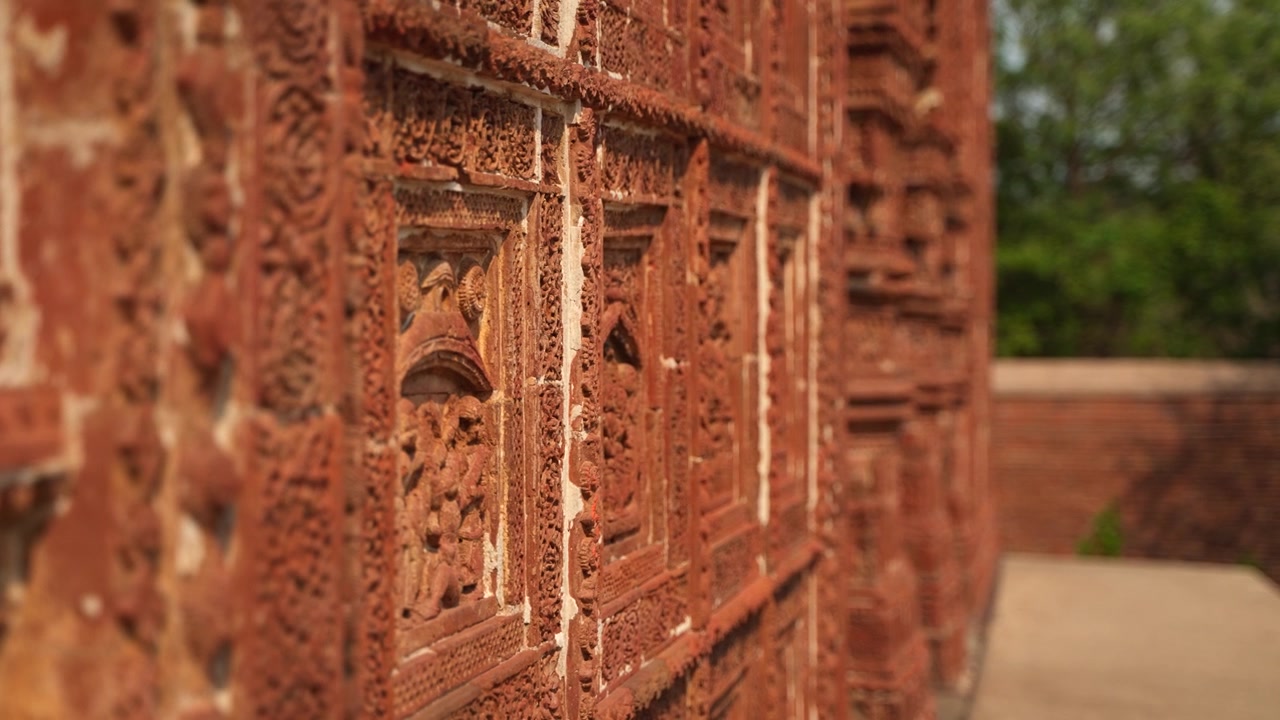 Madanmohan-templet i Bishnupur er et af de arkitektoniske monumenter inden for terrakottakunst. Dyr, fugle, sort safir, 10 avatarer og andre mytologiske historier er afbildet i arkitekturen.