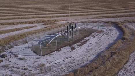 Estación-De-Monitoreo-De-Tuberías-De-Gas-Natural-En-El-Campo-De-Trigo-De-Alberta,-Gire