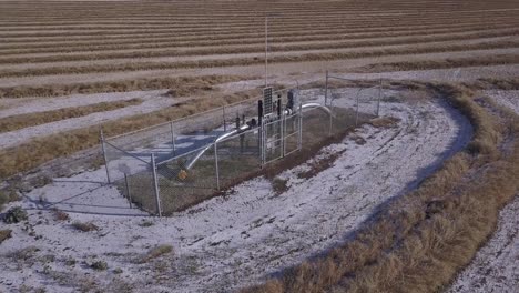 estación de monitoreo de tuberías de gas natural en el campo de trigo de alberta, gire