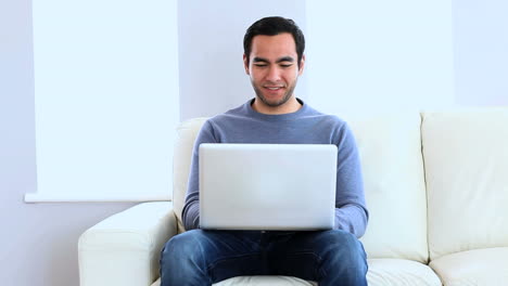 Mann-Benutzt-Einen-Laptop-Auf-Der-Couch