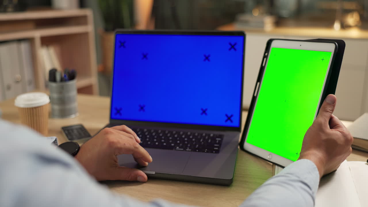 pantalla verde, portátil y hombre en tableta en línea