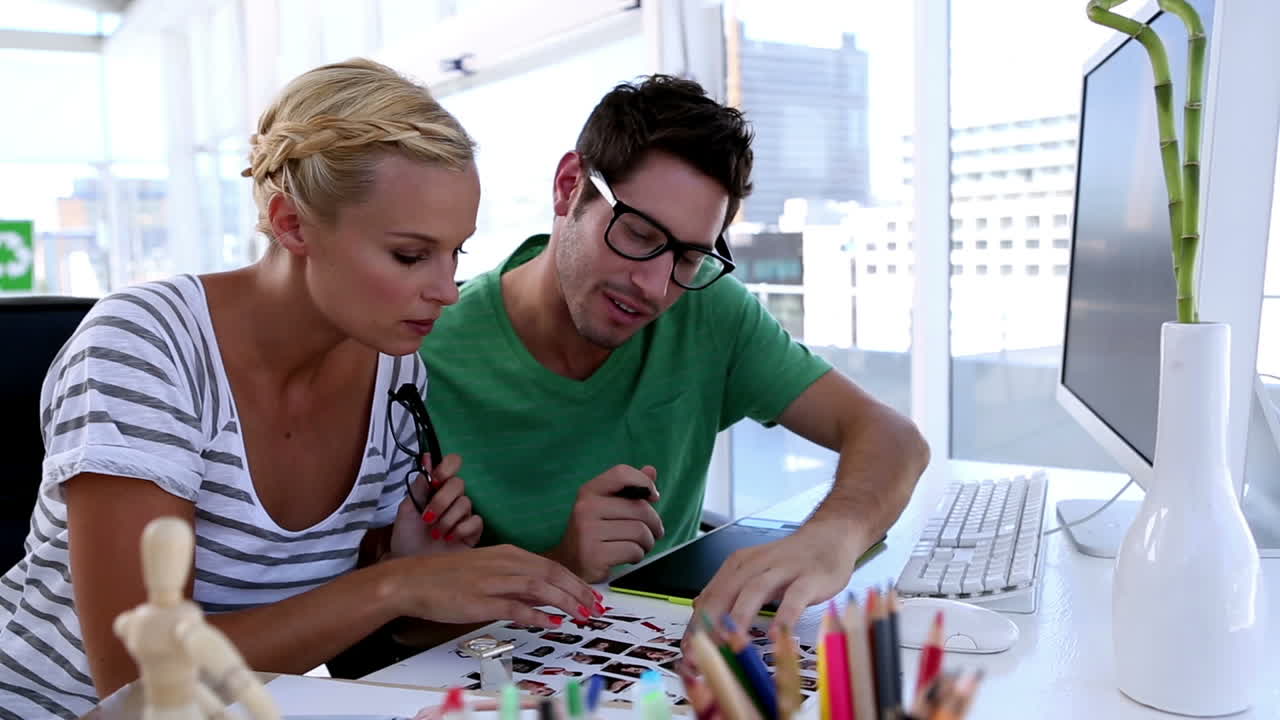 compañeros de trabajo mirando fotos