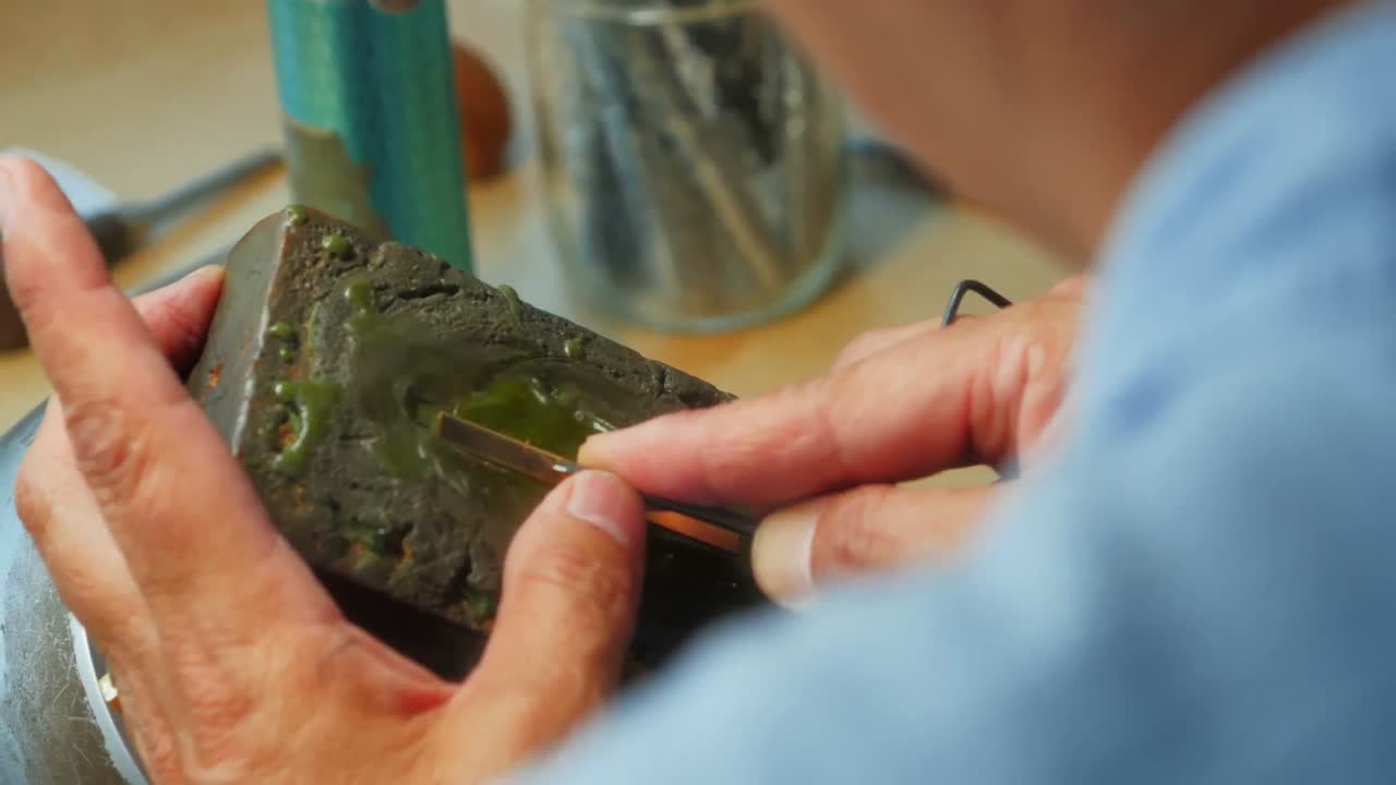 artesana que trabaja en un taller