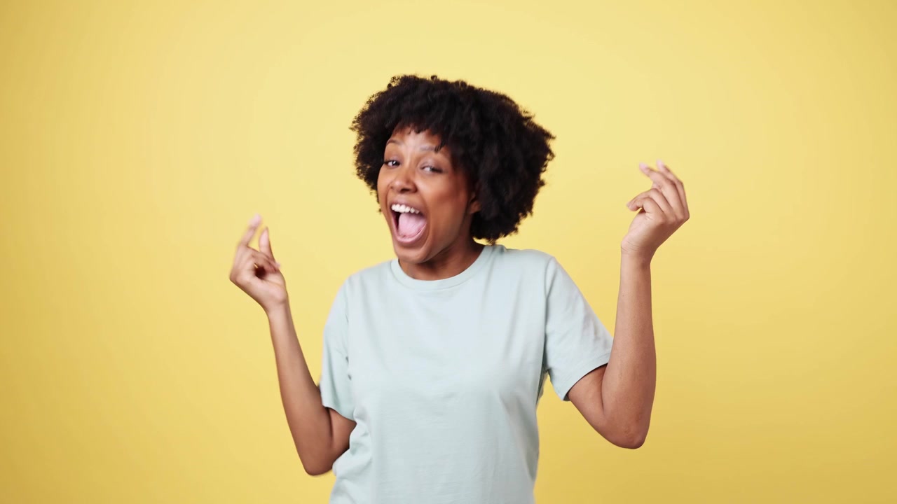 Femme afro-américaine heureuse faisant des gestes pour de l'argent et un temps mort.