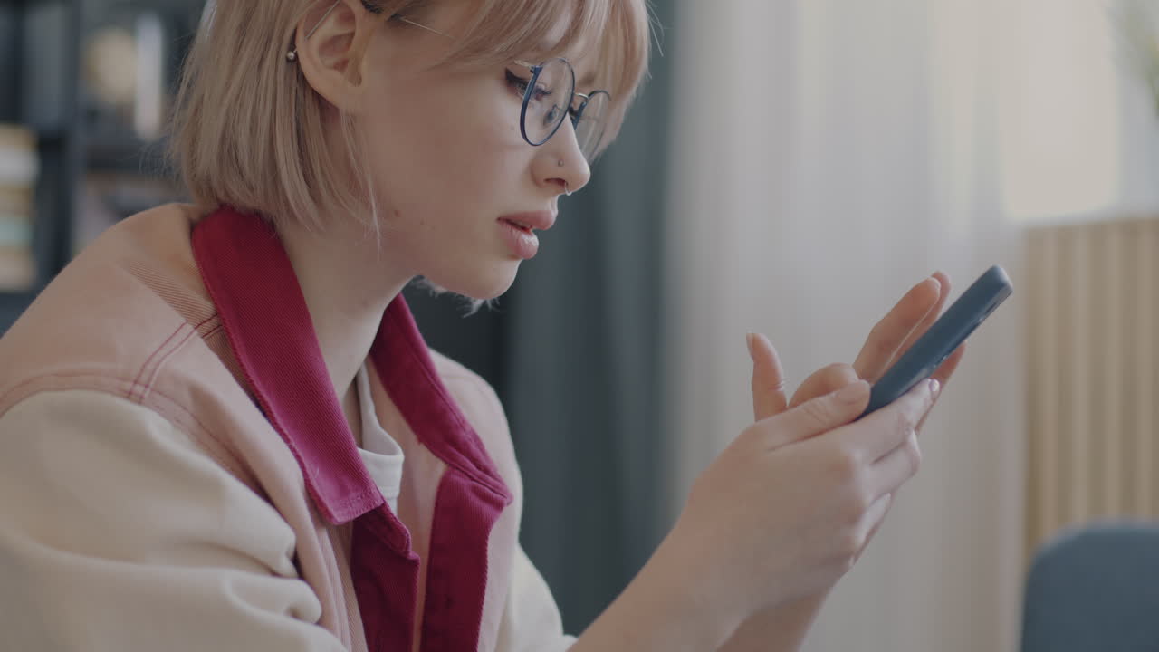 женщина, использующая смартфон