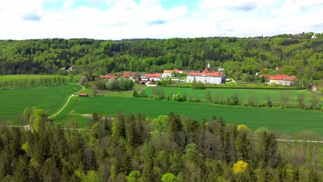 Drohnenflug-über-Wald,-Felder-Und-Kloster-Im-Sommer-4k