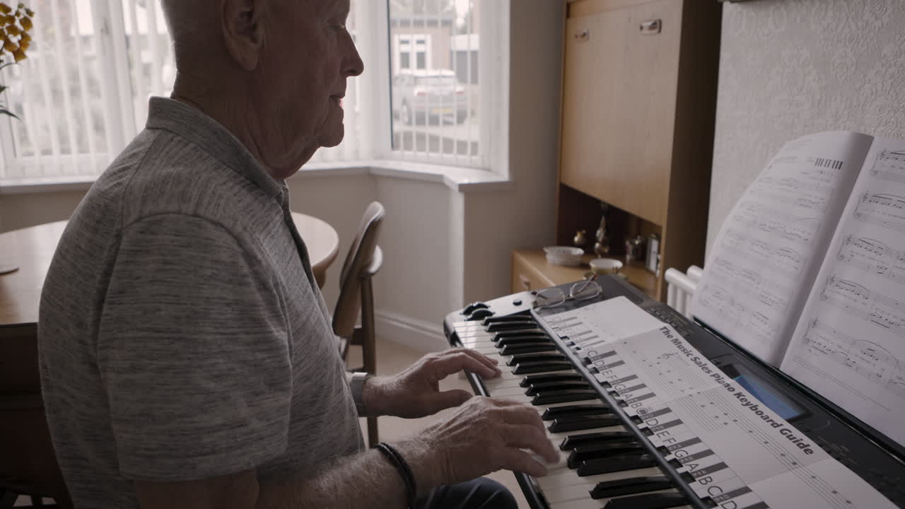 hombre tocando el piano en casa