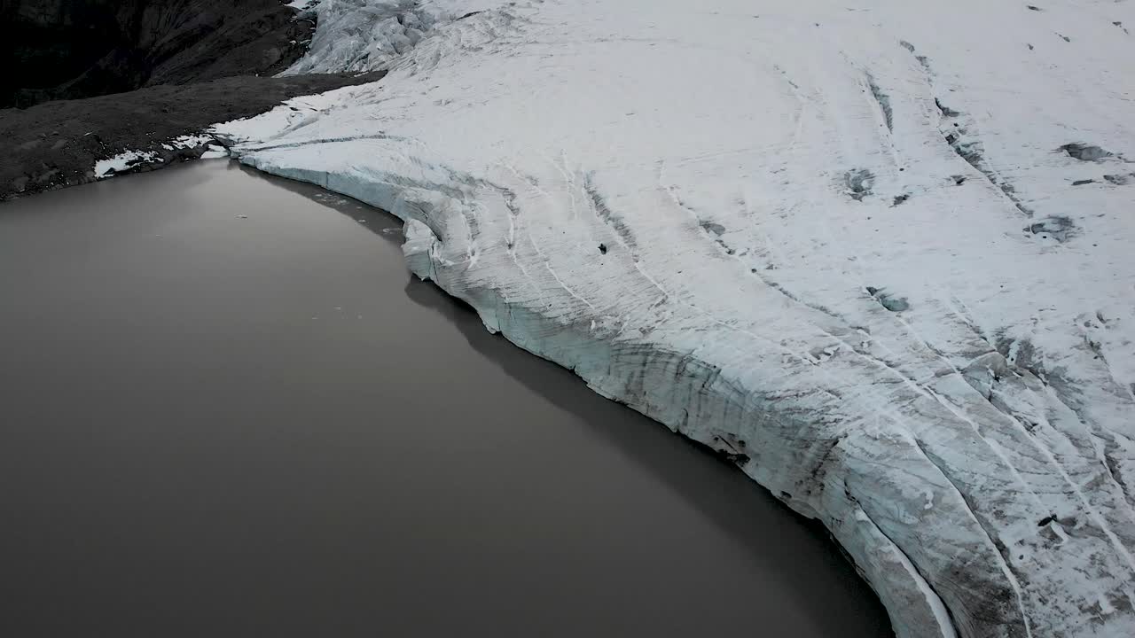 스위스 우리 (uri) 의 빙하 호수와 클라리덴피른 빙하의 얼음으로 향하는 공중 비행, 해가 지는 동안 물 속의 빙산에서 알프스 산꼭대기까지의 전망.