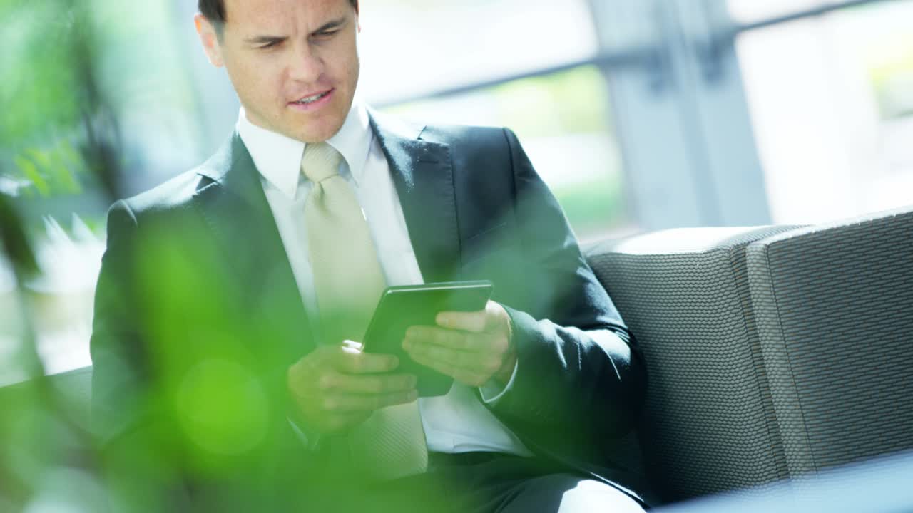 태블릿 기술을 사용하는 카우카시안 은행 금융 임원 초상화