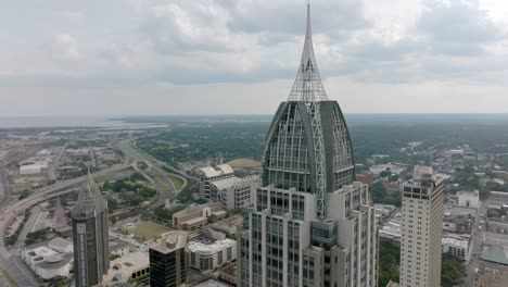 downtown mobile, alabama con video de drones de cerca moviéndose en círculo y revelando