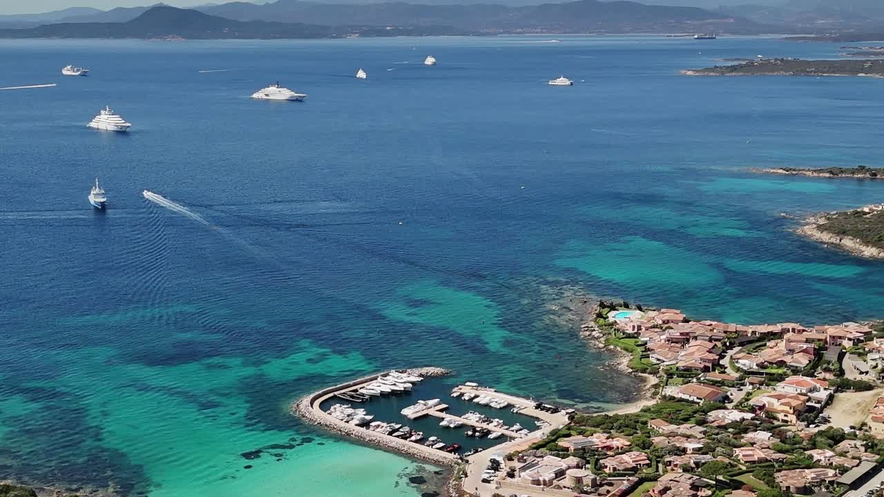 Vista della costa e delle barche in Sardegna durante il giorno