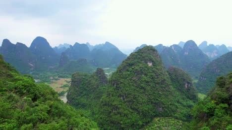 Vista-Aérea-De-Las-Exuberantes-Montañas-Kársticas-De-Yangshuo-En-China,-4k