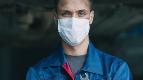 mecánico en uniforme de trabajo con una máscara de seguridad
