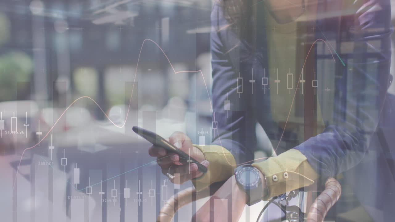 animazione di dati finanziari e grafici sulle mani di una donna caucasica che utilizza uno smartphone