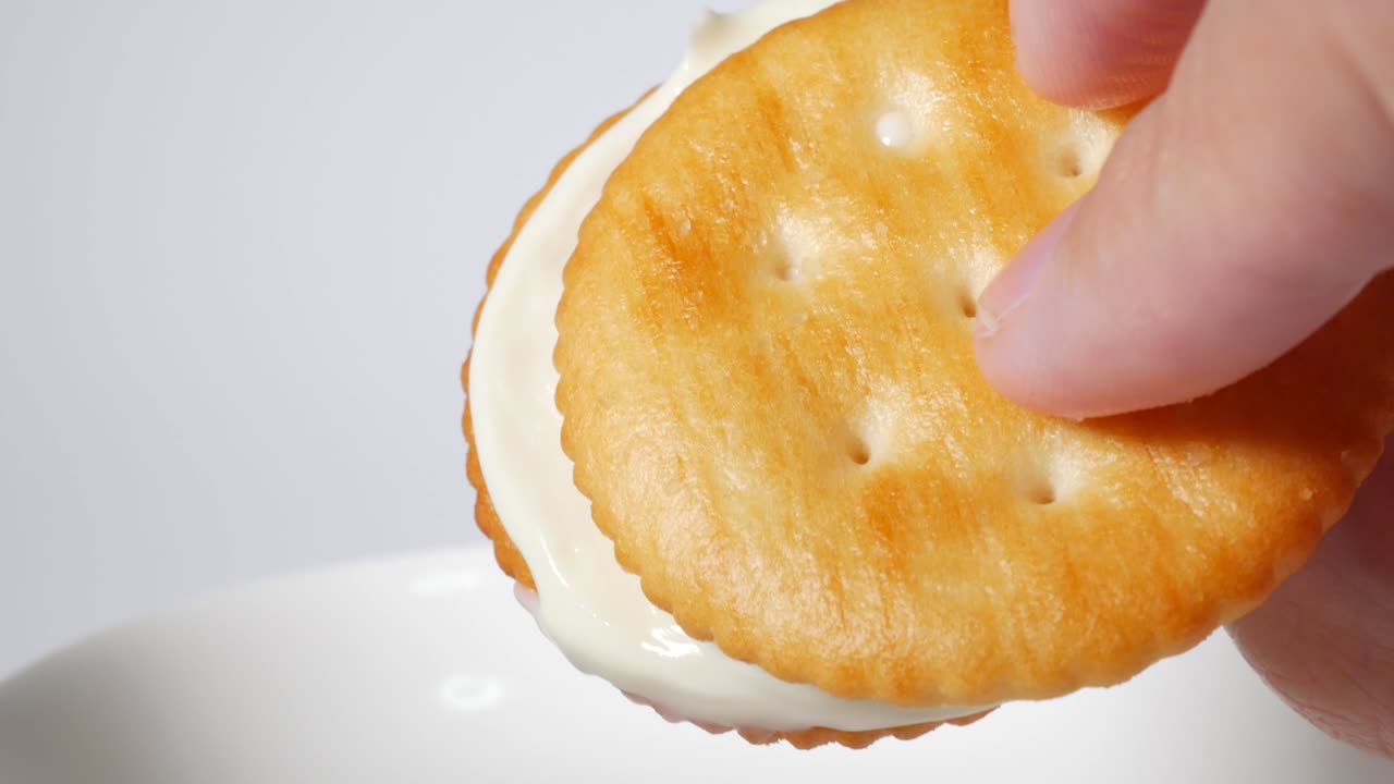 색 초콜릿 크래커 모래