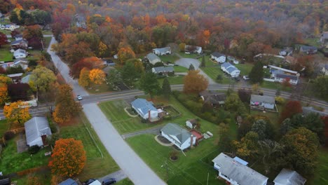 Un-Video-Aéreo-De-360-Grados-De-Los-Suburbios-Estadounidenses-Durante-El-Pico-De-Follaje-En-Otoño