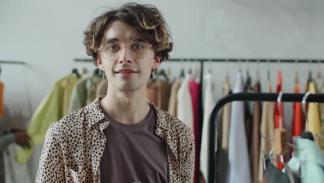 retrato de un joven apuesto en una tienda de ropa