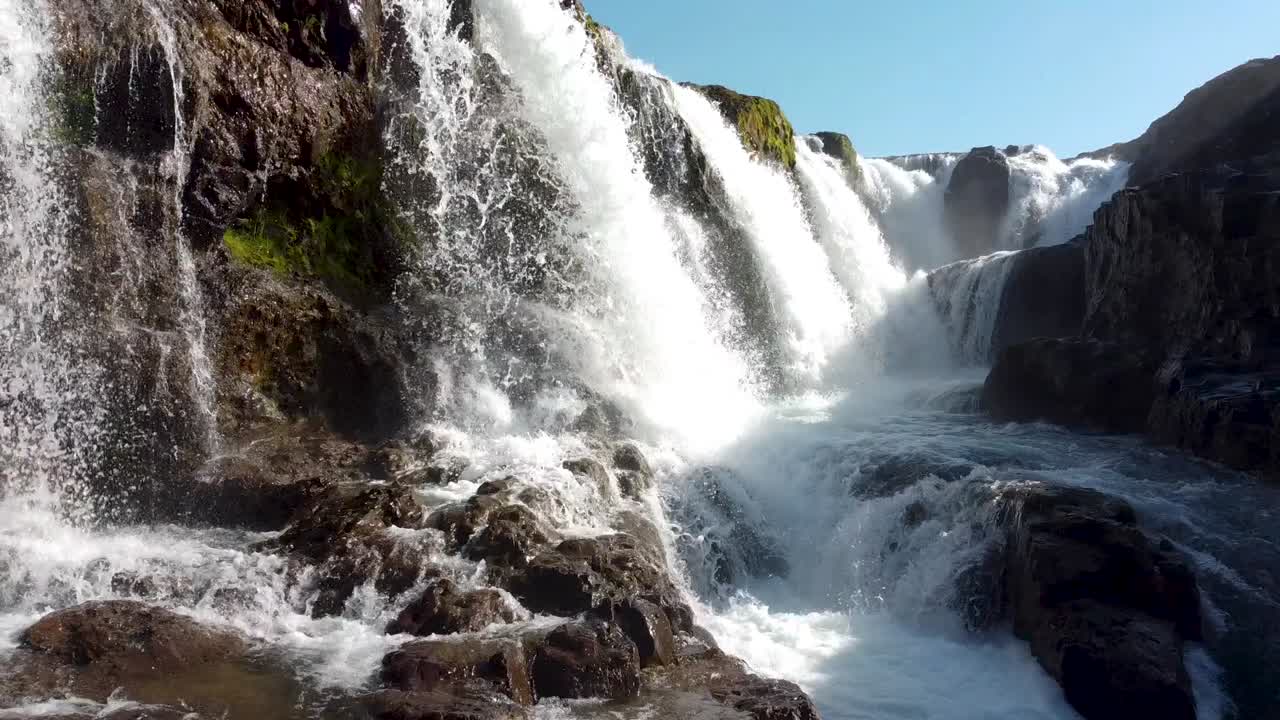 cascadas de kolufossar en el cañón de kolugljufur, islandia, vista aérea baja