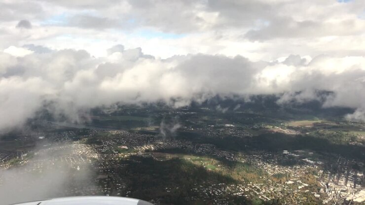 Flyver højt over skyerne i et fly