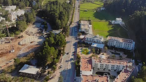 en ibiza avión no tripulado volando sobre algunas casas por la playa