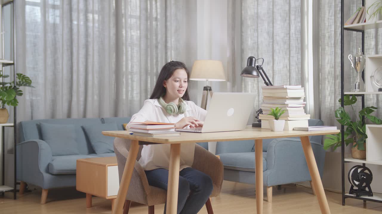 집에서 온라인으로 공부하는 십대