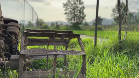 Alter,-Schmutziger-Landwirtschafts-LKW,-Reisernte,-Anbau,-Pflugmaschine,-Schlamm-Im-Reisfeld,-Vorbereitung-Des-Landanbaus,-Bepflanzung-Im-Frühling-Im-Iran,-Einheimische,-Die-An-Land-Arbeiten,-Sonnenuntergang,-Goldene-Zeitstimmung