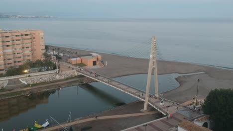 Vistas-Desde-El-Aire-De-Un-Puente-En-Fuengirola-Malaga,-España