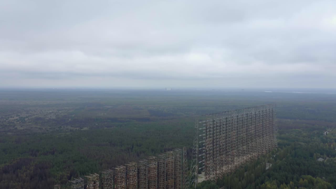 풍경이 내려다 보이는 체르노빌의 거대한 듀가 안테나 -공중