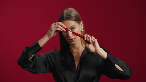 mujer aplicando maquillaje