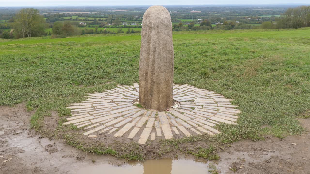 Pietra del Destino presso la Collina di Tara, Irlanda, serenità storica all'aperto