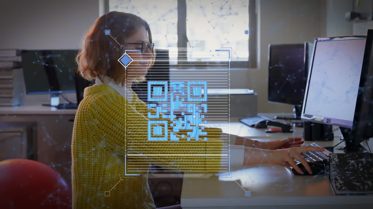 animación del procesamiento de datos qr sobre una mujer de negocios caucásica con computadora en la oficina