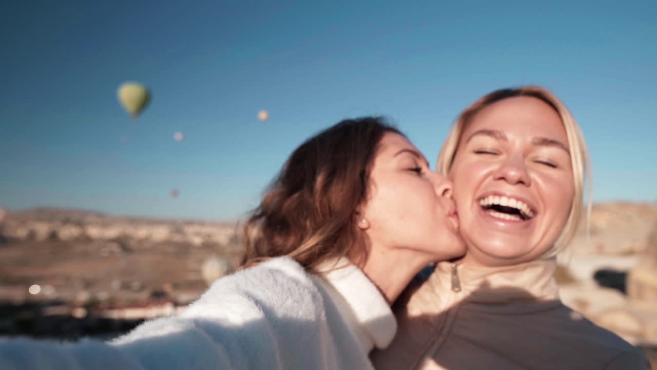 Kapadokya'da Sıcak Hava Balonlarıyla Selfie Çeken Mutlu Genç Kadınlar