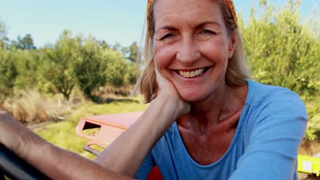 Retrato-De-Mujer-Feliz-Sentada-En-El-Tractor-4k