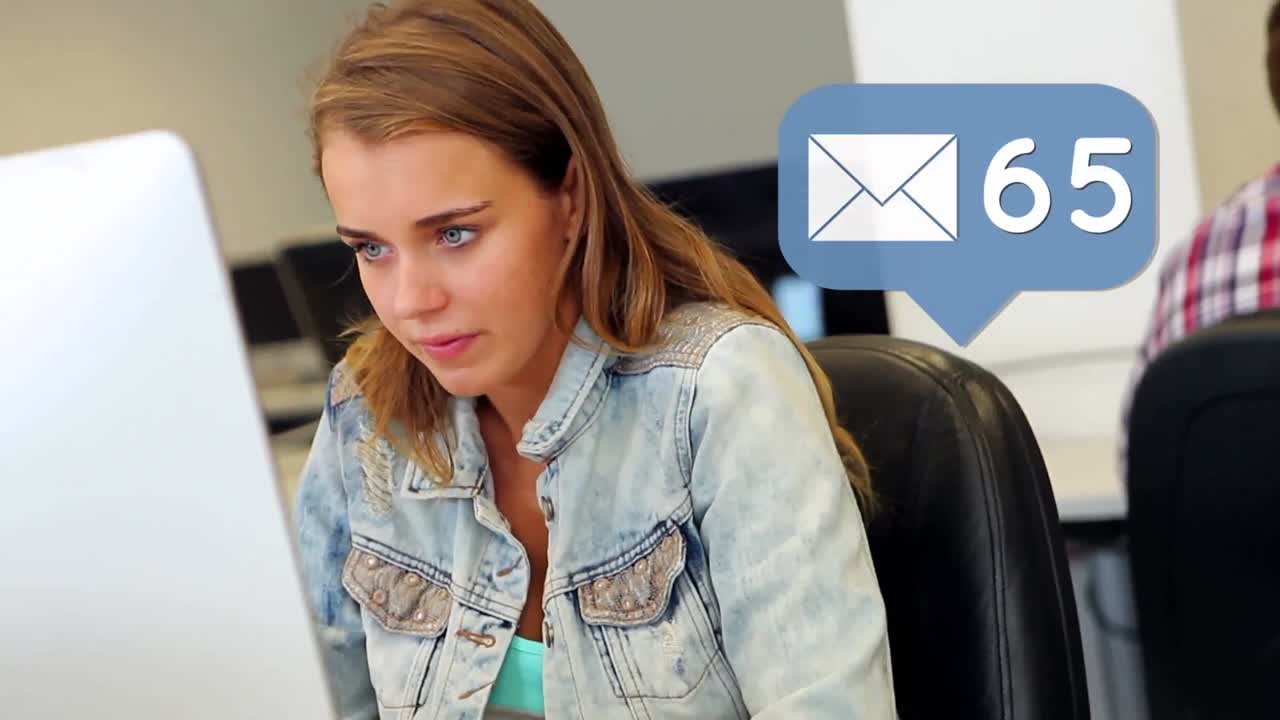 chica adolescente chequeando sus correos electrónicos